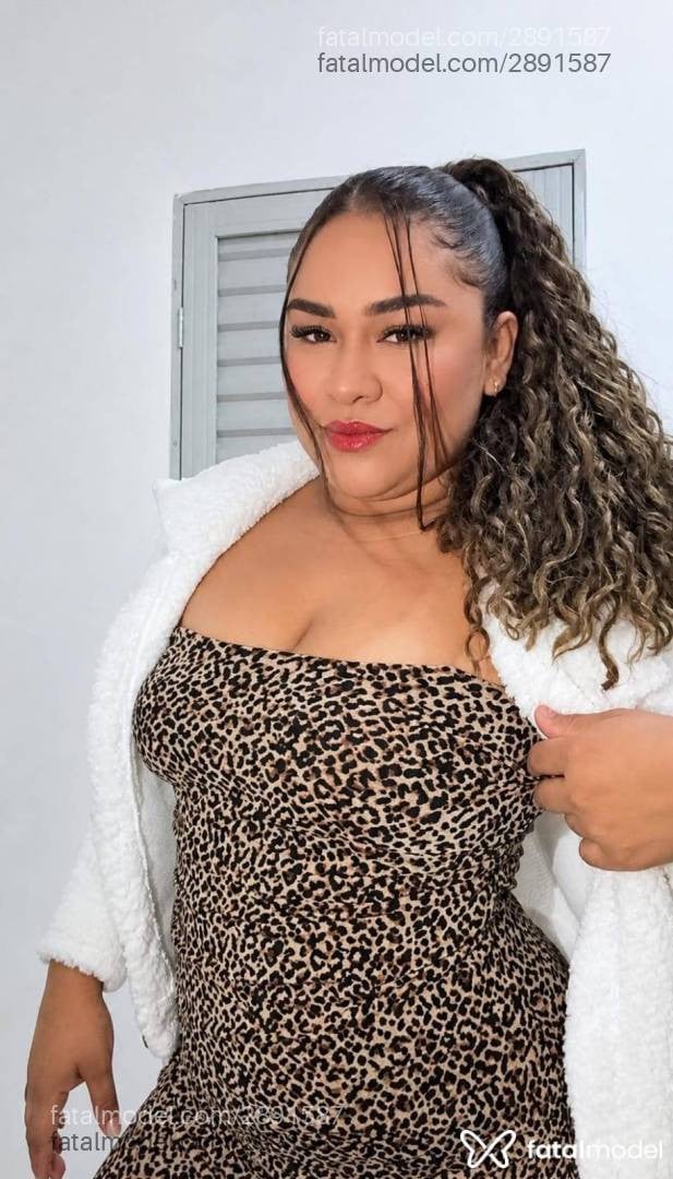 Acompanhante mulher com cabelo castanho de olhos castanhos - Milena