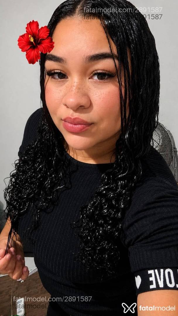 Acompanhante mulher com cabelo castanho de olhos castanhos - Milena