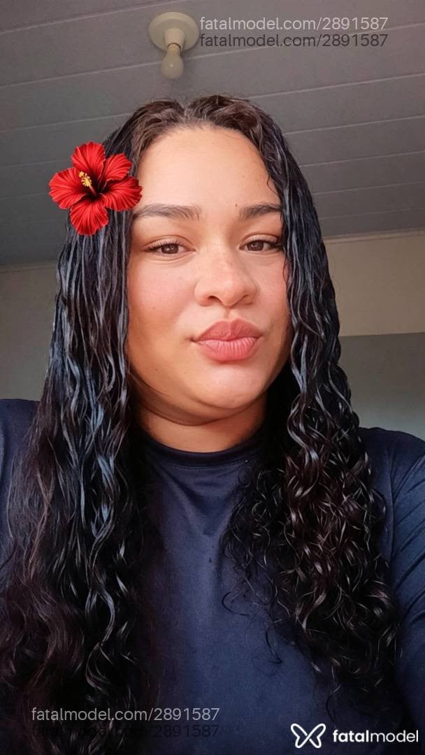 Acompanhante mulher com cabelo castanho de olhos castanhos - Milena