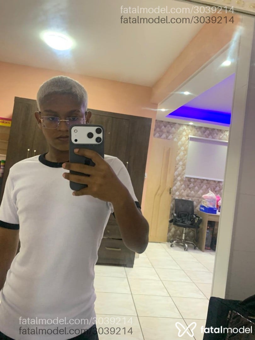 Acompanhante homem com cabelo colorido de olhos castanhos em Cariacica - Thiago