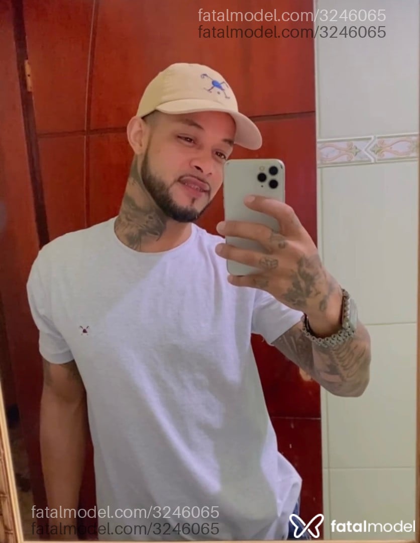 Acompanhante homem com cabelo castanho de olhos castanhos em Penha Acompanhante homem com cabelo castanho de olhos castanhos em Penha - Arcanjo