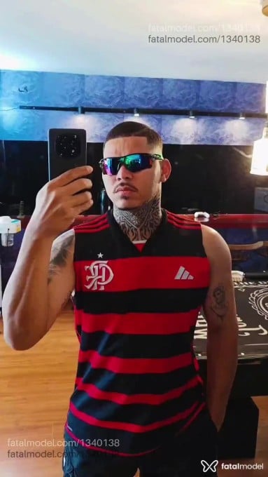 Acompanhante homem com cabelo castanho de olhos castanhos em Vila Velha - Boyescort