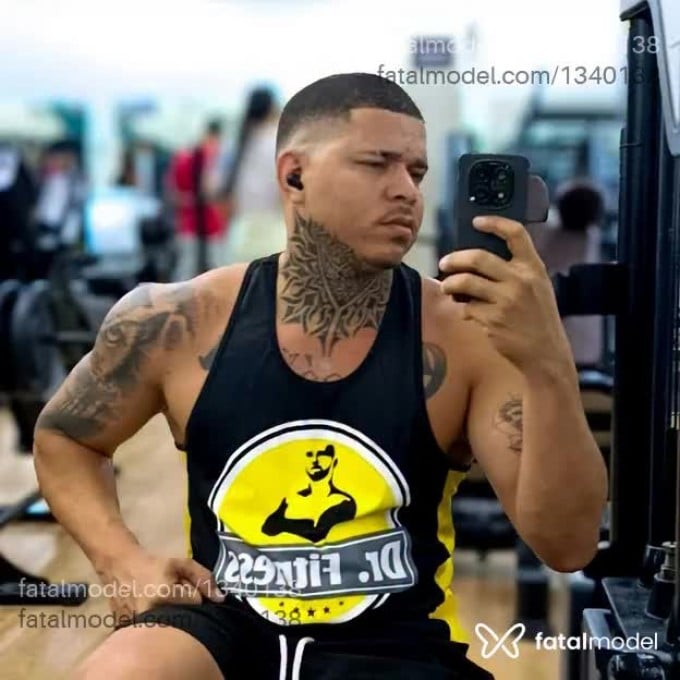 Acompanhante homem com cabelo castanho de olhos castanhos em Vila Velha - Boyescort