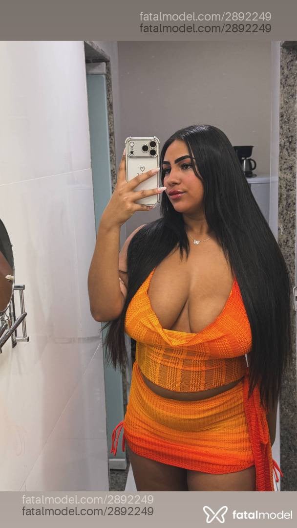 Acompanhante mulher morena (o) de olhos pretos - Dafiny