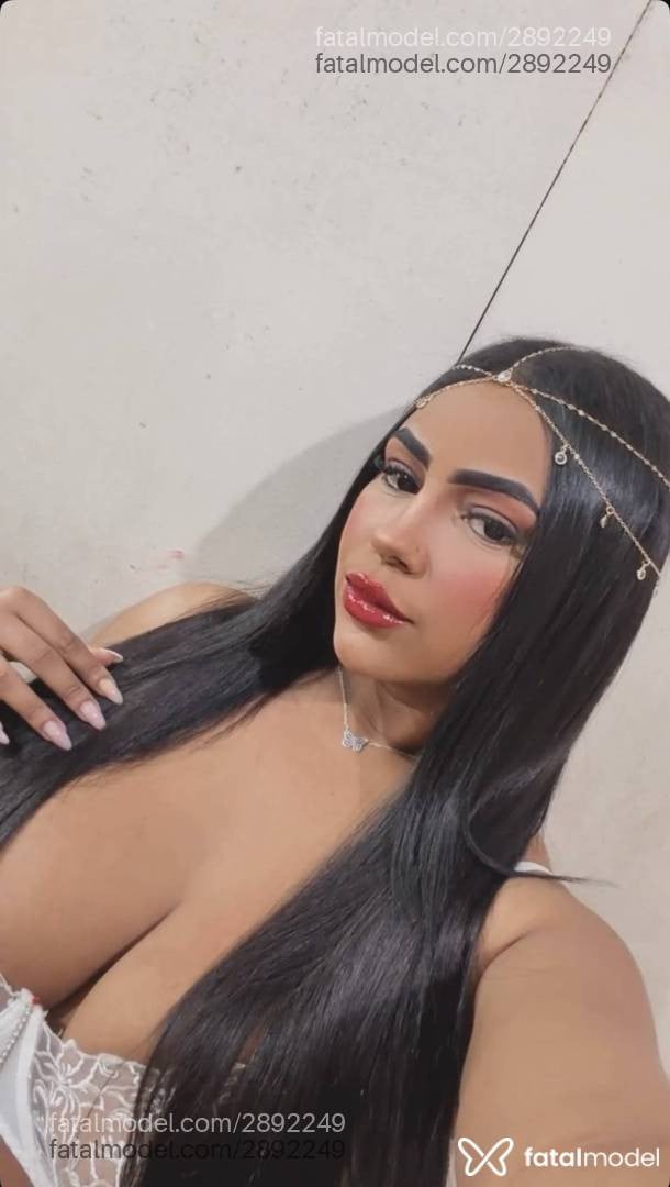 Acompanhante mulher morena (o) de olhos pretos - Dafiny