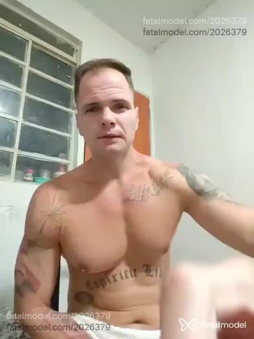 Acompanhante homem com cabelo castanho de olhos castanhos em Virtual - Giricotta