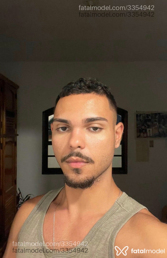 Acompanhante homem morena (o) de olhos castanhos em Niterói - Marrento