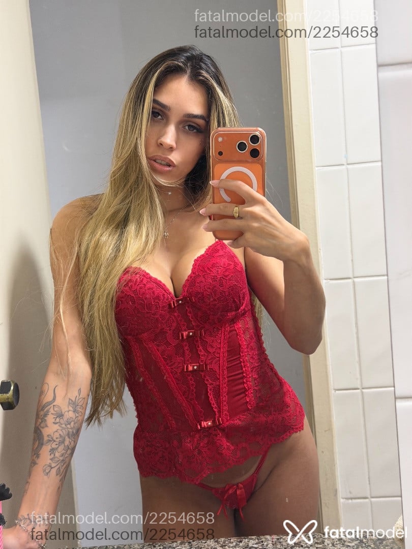 Acompanhante mulher loira (o) de olhos mel - Isis Konig Acompanhante mulher loira (o) de olhos mel - Isis Konig