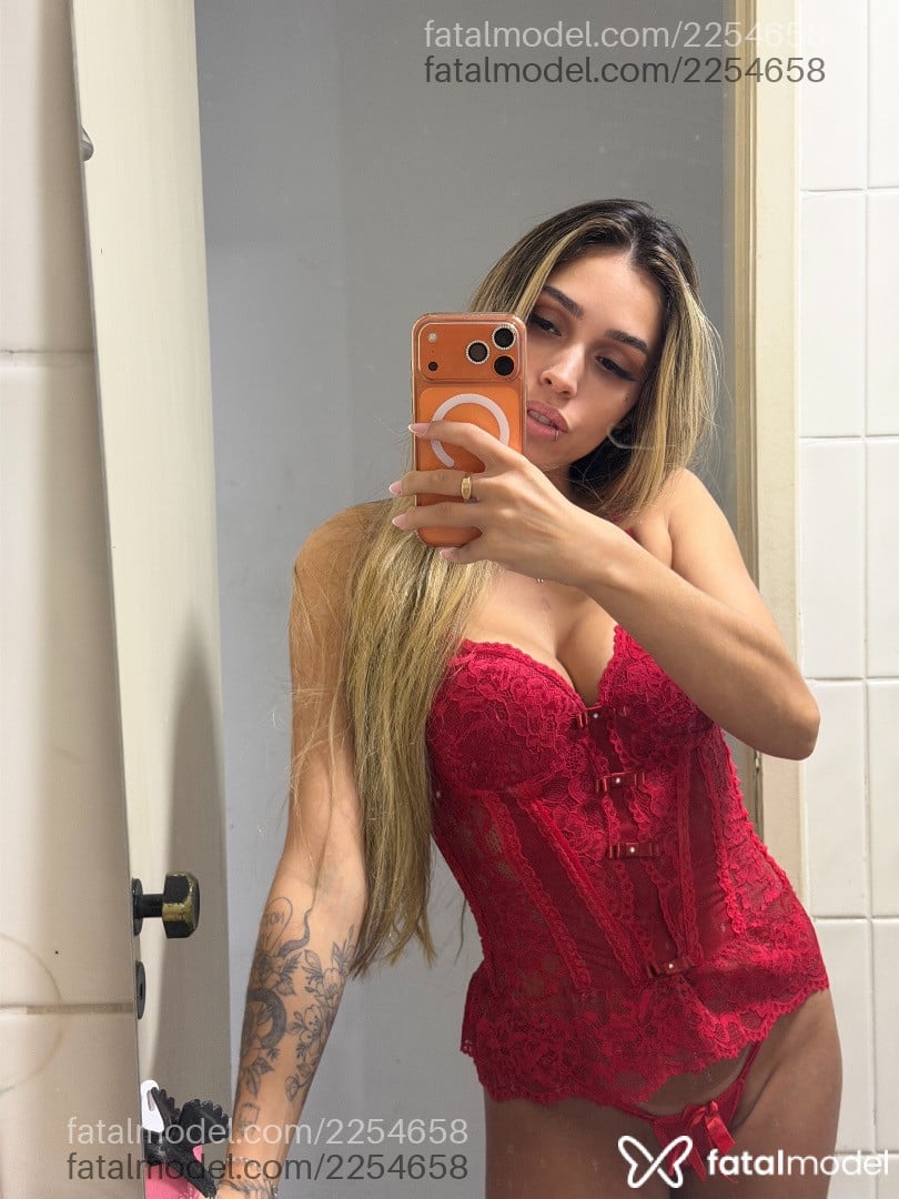 Acompanhante mulher loira (o) de olhos mel - Isis Konig Acompanhante mulher loira (o) de olhos mel - Isis Konig