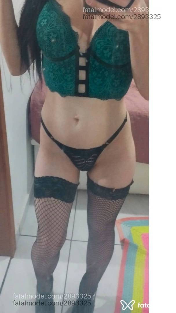 Acompanhante mulher com cabelo castanho de olhos azuis - Milena Wins Acompanhante mulher com cabelo castanho de olhos azuis - Milena Wins
