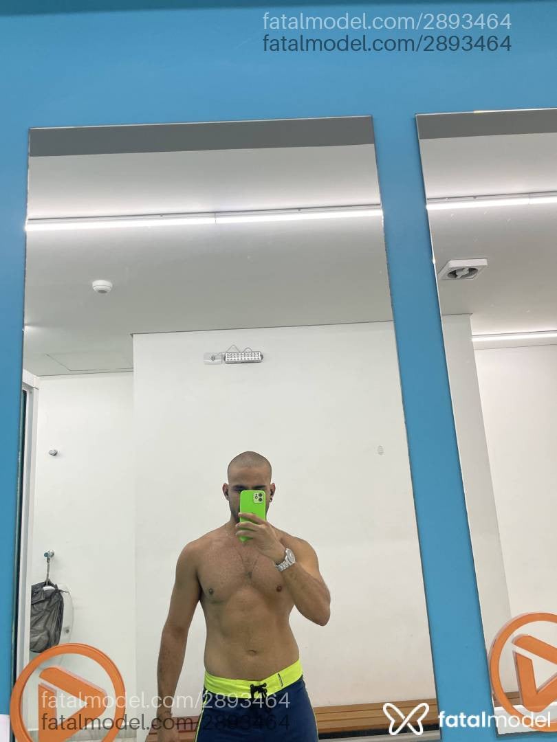 Acompanhante homem sem cabelo de olhos castanhos em Curitiba - Gustavo Alves