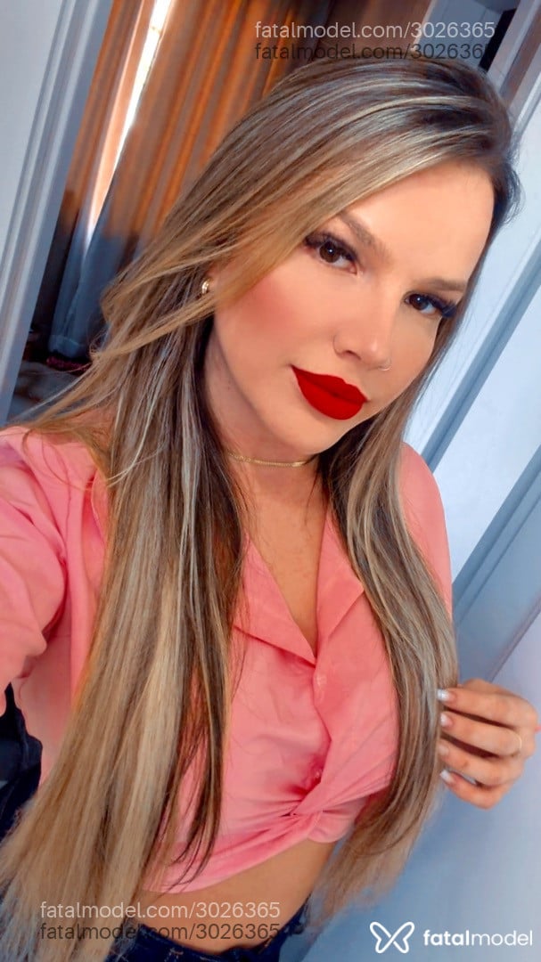 Acompanhante mulher loira (o) de olhos castanhos - Gabby