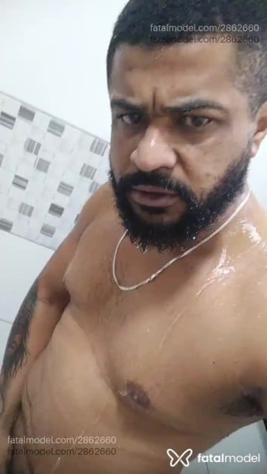 Acompanhante homem com cabelo castanho de olhos castanhos - Dutra Acompanhante homem com cabelo castanho de olhos castanhos - Dutra
