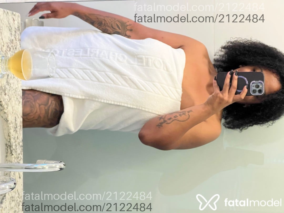 Acompanhante mulher com cabelo castanho de olhos castanhos em Sete Lagoas - Preta