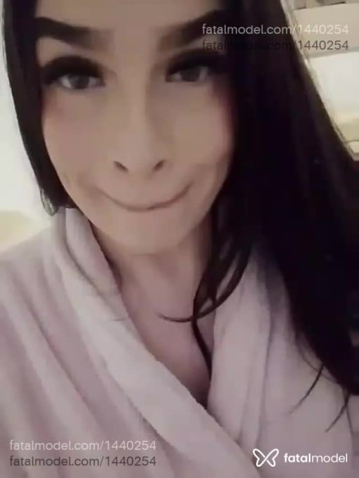 Acompanhante mulher trans com cabelo castanho de olhos verdes em Itapema - Bruna Rafaela