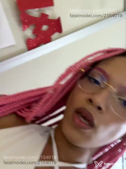 Acompanhante mulher trans ruiva (o) de olhos castanhos em Virtual - Kawaiuwu
