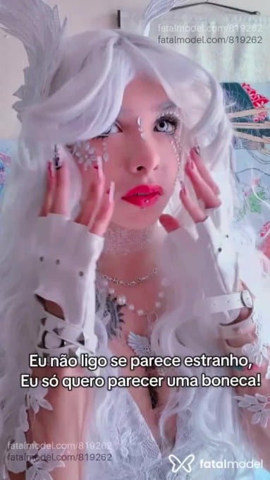 Acompanhante mulher com cabelo colorido de olhos mel em Curitiba - Eeveeboony