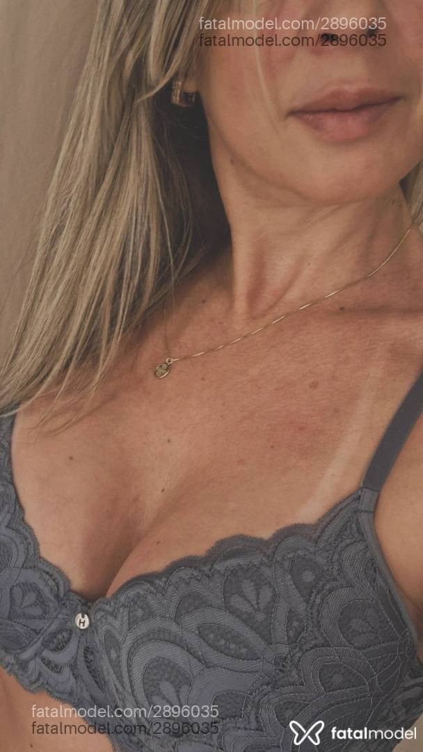 Acompanhante mulher loira (o) de olhos castanhos - Milene Souza