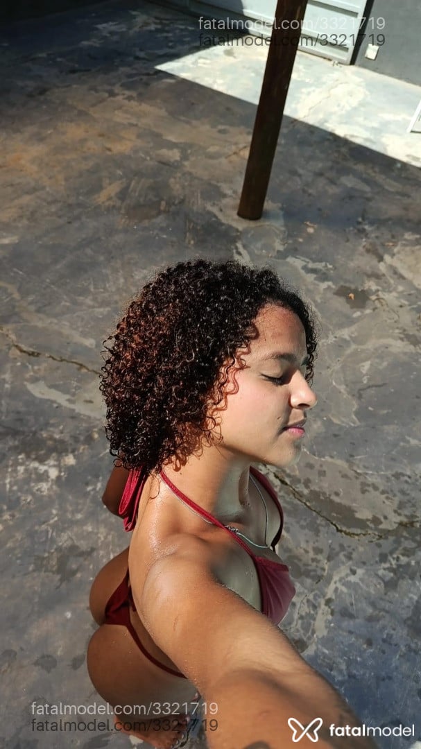 Acompanhante mulher com cabelo castanho de olhos pretos em Eunápolis Acompanhante mulher com cabelo castanho de olhos pretos em Eunápolis - Larissa