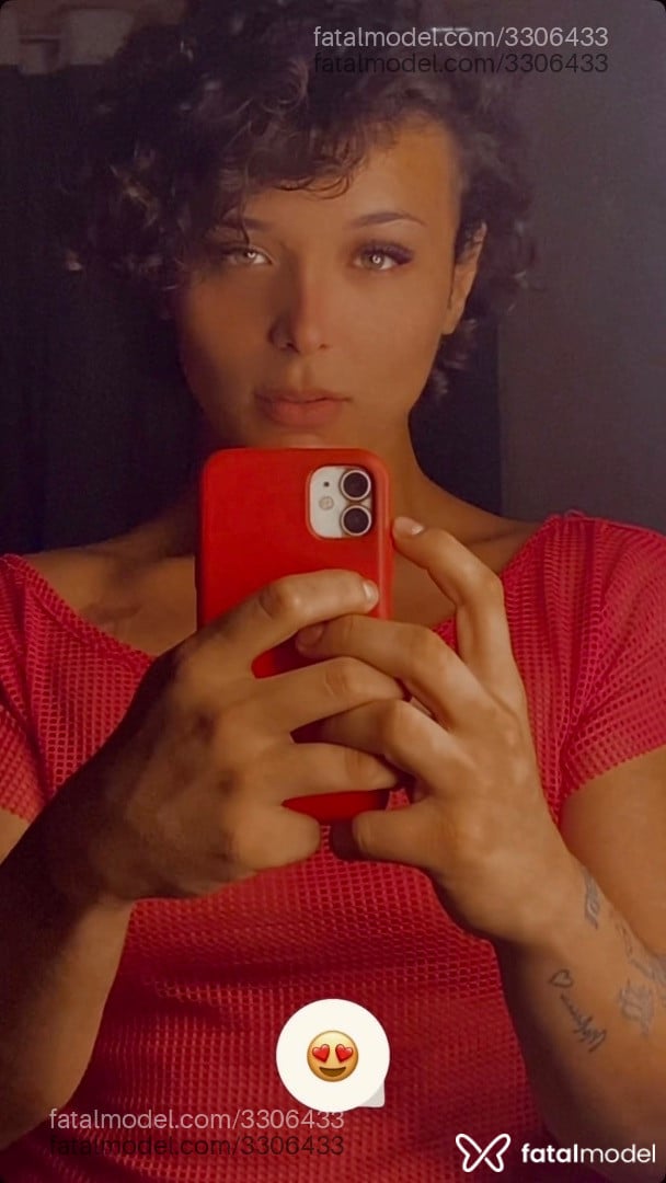 Acompanhante mulher trans com cabelo castanho de olhos verdes - Bruna Lizzie Acompanhante mulher trans com cabelo castanho de olhos verdes - Bruna Lizzie