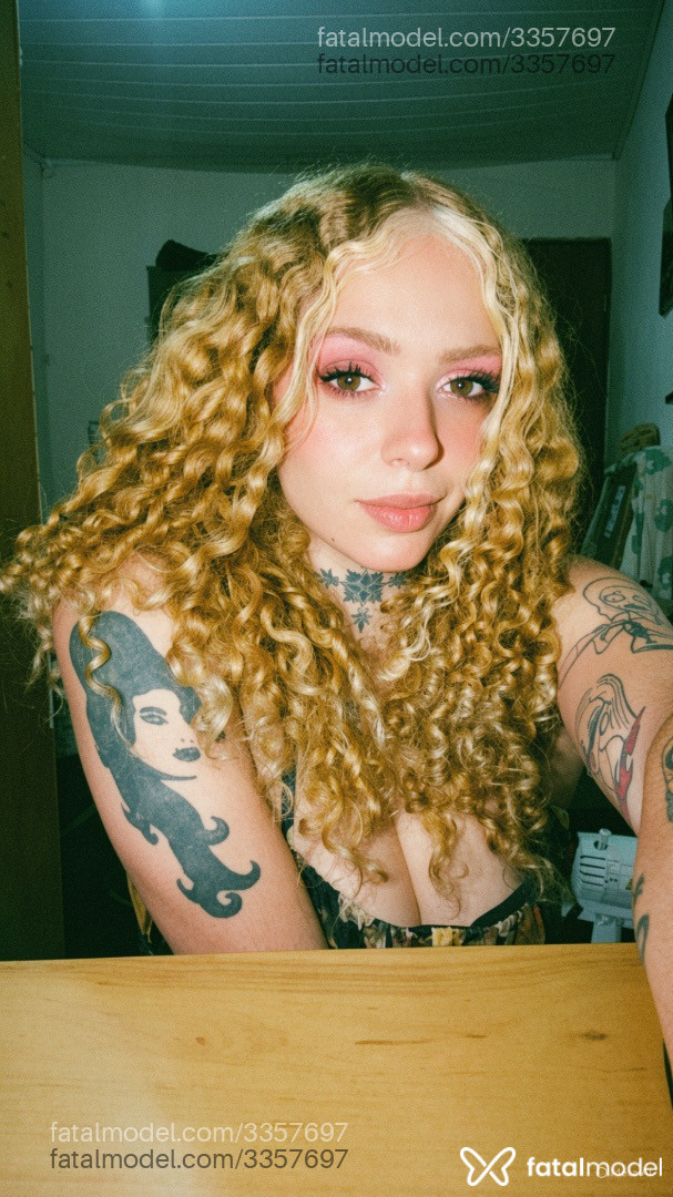 Acompanhante mulher loira (o) de olhos mel em Virtual - Babygirl