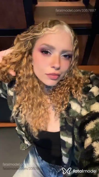 Acompanhante mulher loira (o) de olhos mel em Virtual - Babygirl