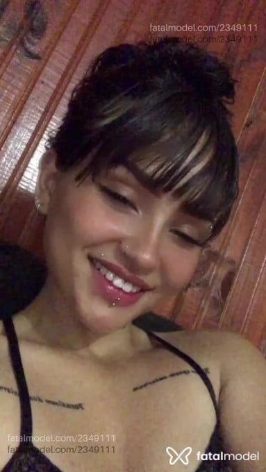 Acompanhante mulher com cabelo castanho de olhos castanhos em Maringá Acompanhante mulher com cabelo castanho de olhos castanhos em Maringá - Bianca