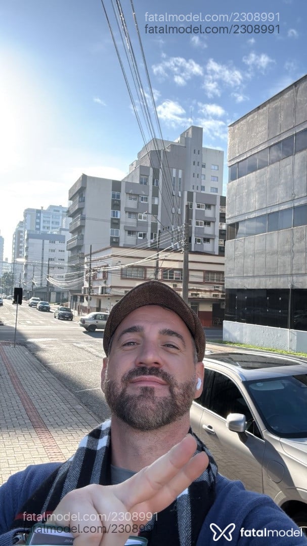 Acompanhante homem com cabelo grisalho de olhos castanhos em Florianópolis Acompanhante homem com cabelo grisalho de olhos castanhos em Florianópolis - Maike Acosta