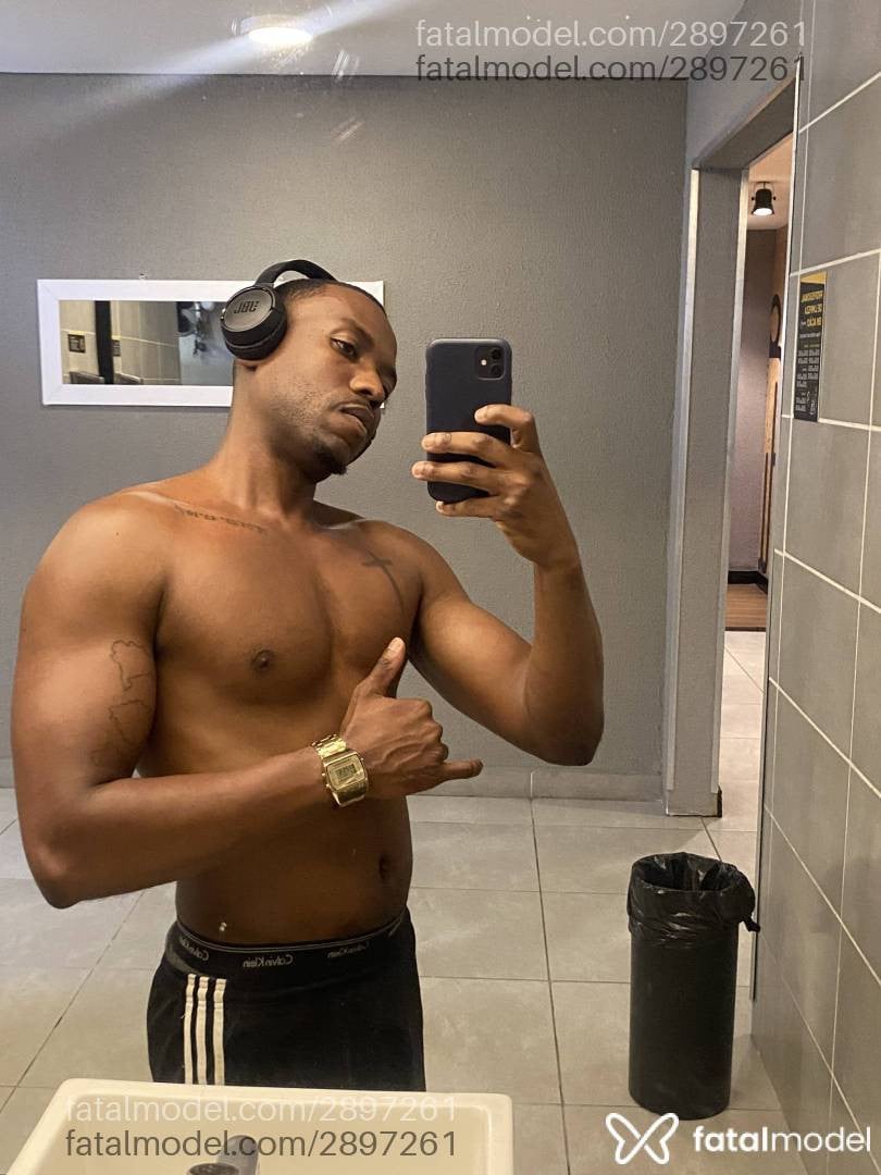 Acompanhante homem morena (o) de olhos pretos em São Paulo Acompanhante homem morena (o) de olhos pretos em São Paulo - Avelino