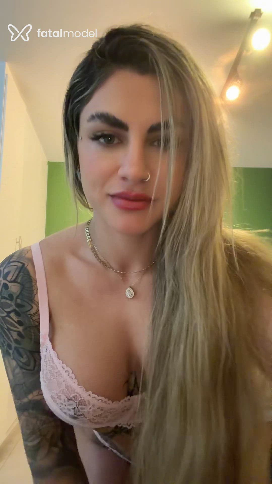 Acompanhante mulher loira (o) de olhos verdes - Júlia Braga