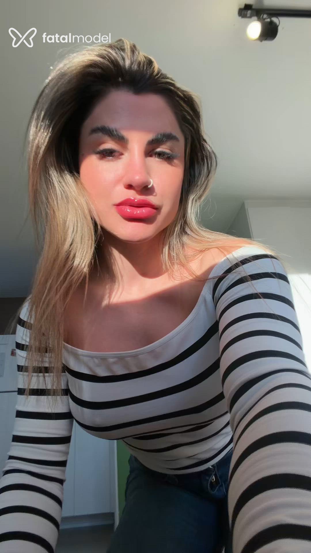 Acompanhante mulher loira (o) de olhos verdes - Júlia Braga