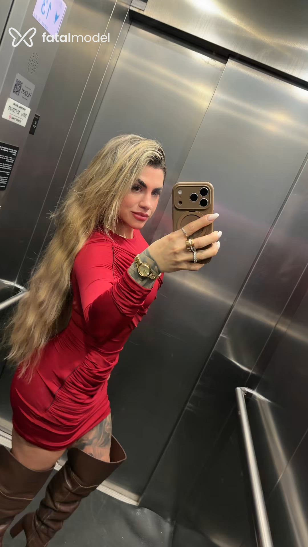 Acompanhante mulher loira (o) de olhos verdes - Júlia Braga