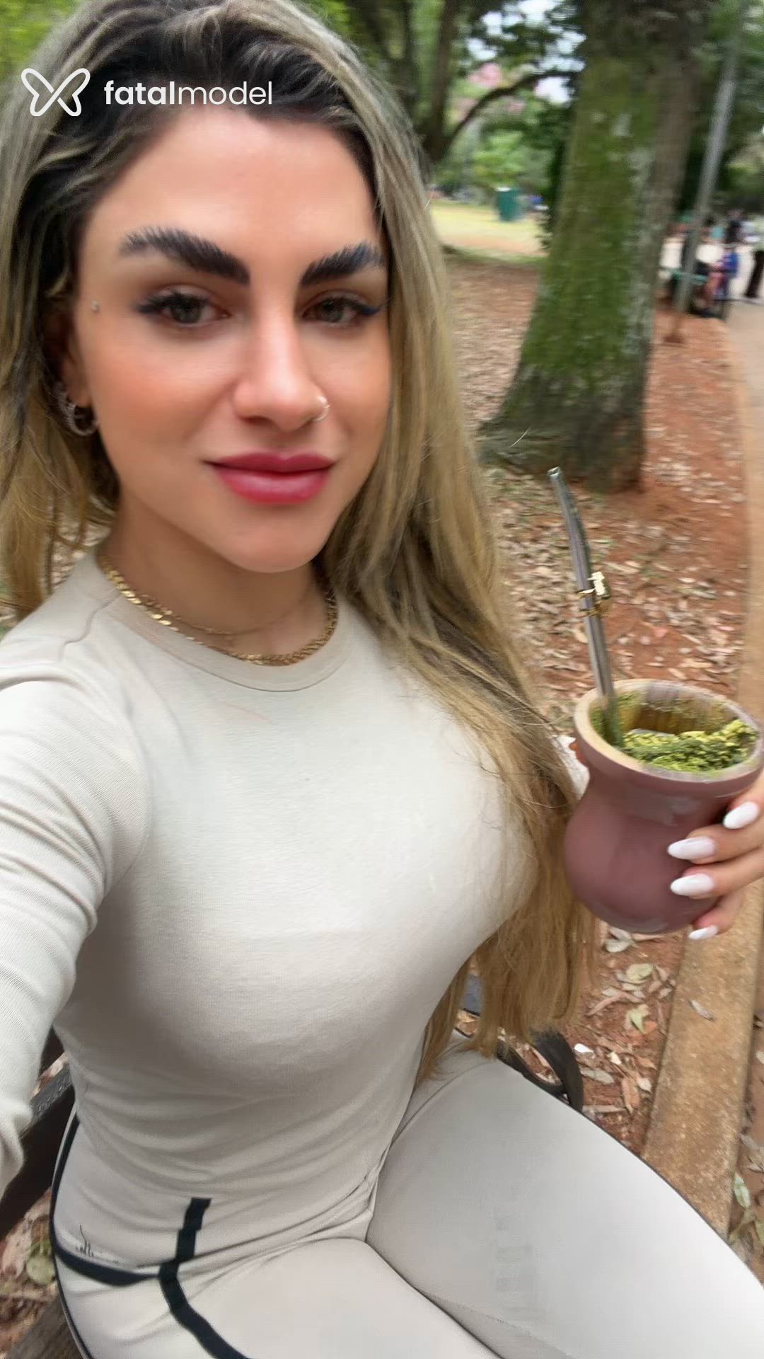 Acompanhante mulher loira (o) de olhos verdes - Júlia Braga