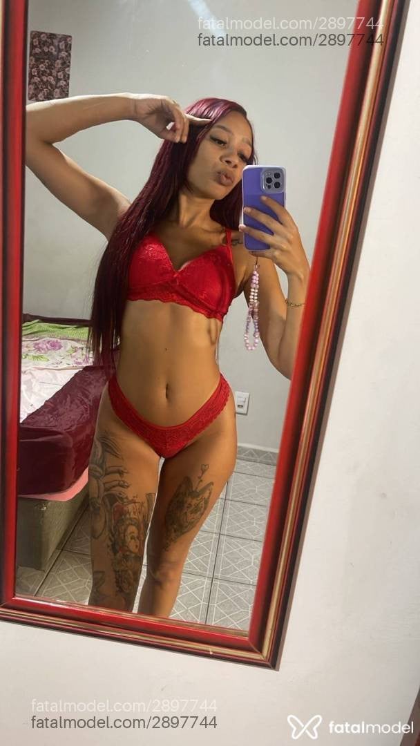 Acompanhante mulher ruiva (o) de olhos pretos - Penélope