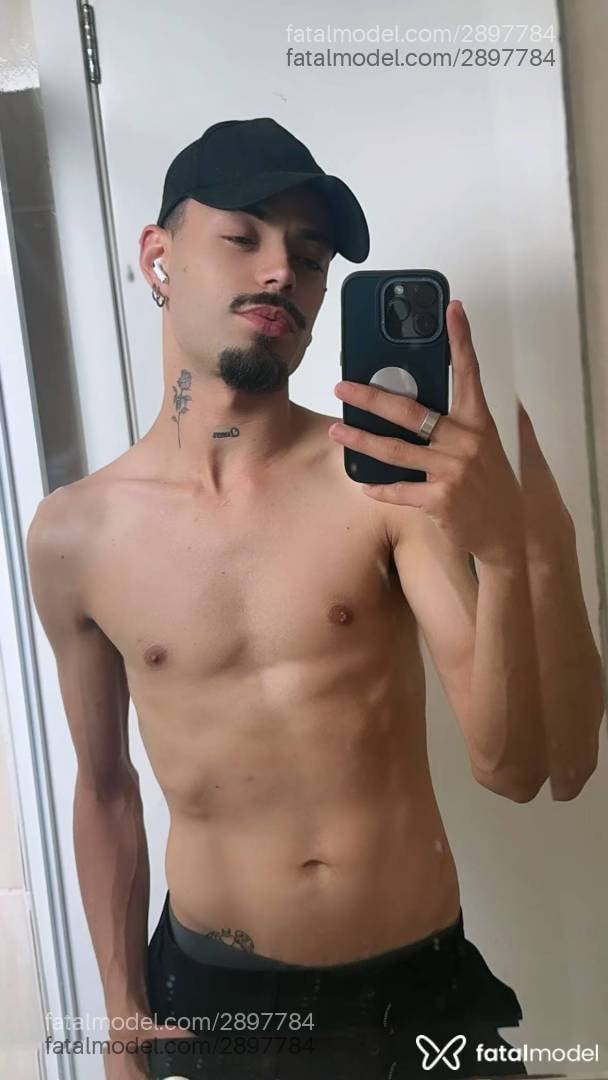Acompanhante homem morena (o) de olhos castanhos em Curitiba - Henrique