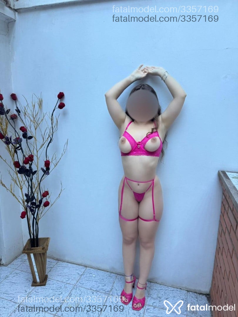 Acompanhante mulher com cabelo castanho de olhos verdes em Porto Alegre - Nathália