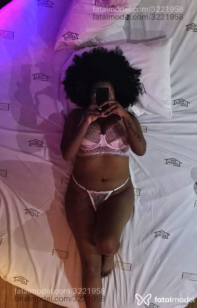 Acompanhante mulher com cabelo castanho de olhos pretos - Naomih Andrade Acompanhante mulher com cabelo castanho de olhos pretos - Naomih Andrade