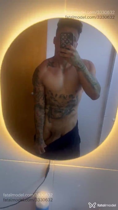 Acompanhante homem com cabelo castanho de olhos castanhos em Virtual - Tatuadodot