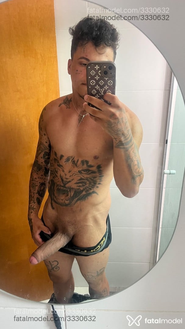 Acompanhante homem com cabelo castanho de olhos castanhos em Virtual - Tatuadodot