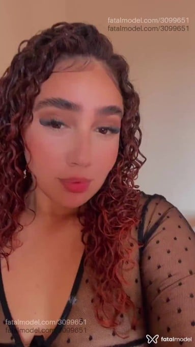 Acompanhante mulher com cabelo colorido de olhos castanhos - Camila