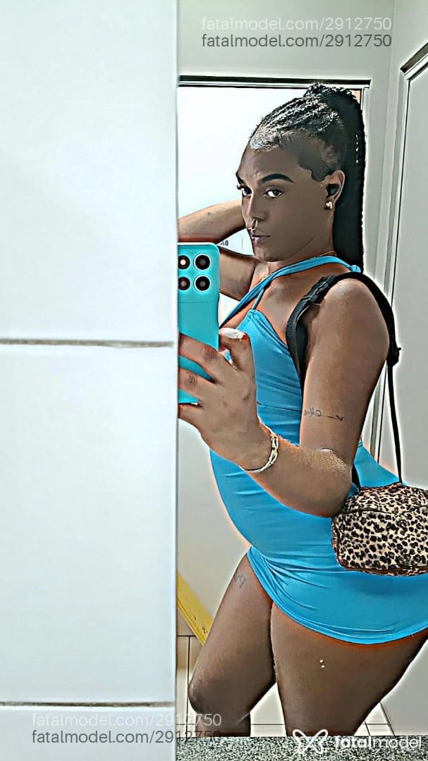 Acompanhante mulher trans com cabelo colorido de olhos castanhos em Salvador - Cupim