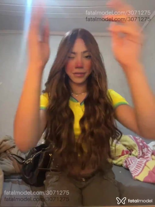 Acompanhante mulher trans com cabelo colorido de olhos castanhos em Brasília Acompanhante mulher trans com cabelo colorido de olhos castanhos em Brasília - Isabelle