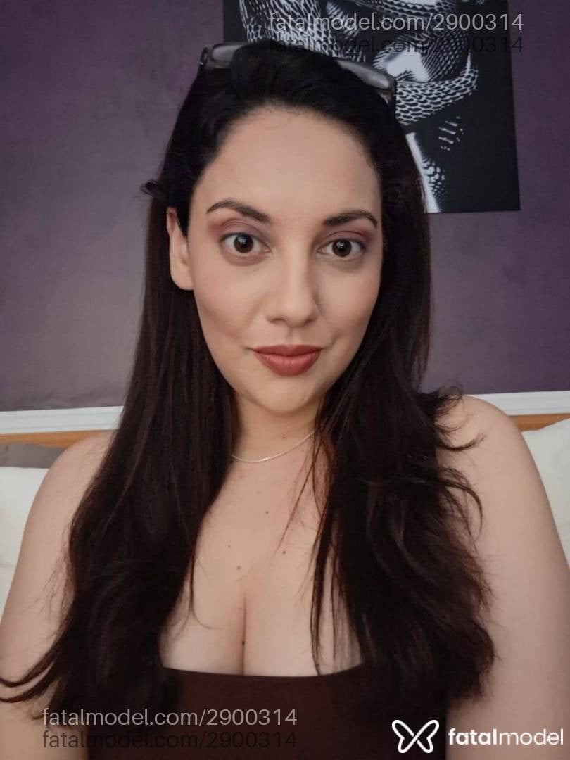 Acompanhante mulher com cabelo castanho de olhos castanhos em Virtual - Lívia Yvee