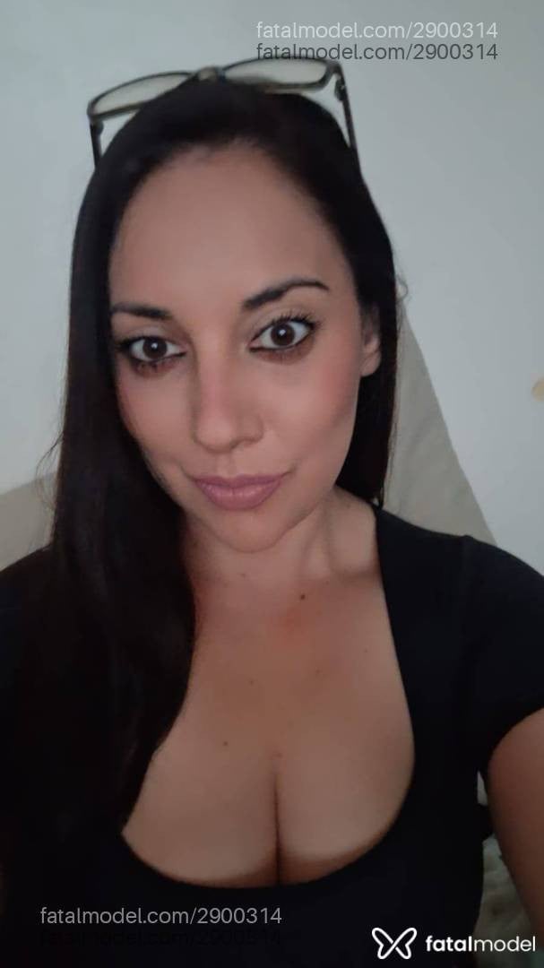 Acompanhante mulher com cabelo castanho de olhos castanhos - Lívia Yvee