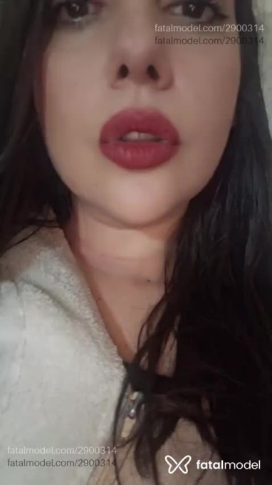 Acompanhante mulher com cabelo castanho de olhos castanhos - Lívia Yvee