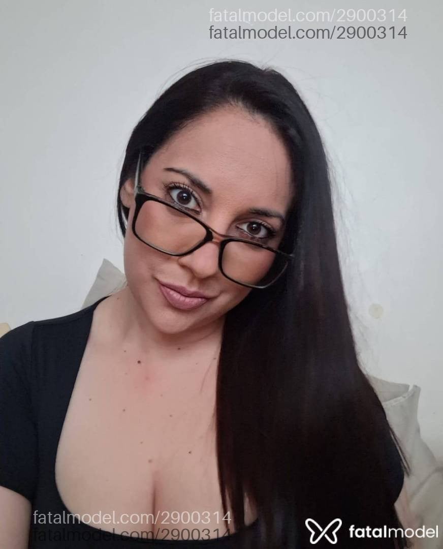 Acompanhante mulher com cabelo castanho de olhos castanhos - Lívia Yvee
