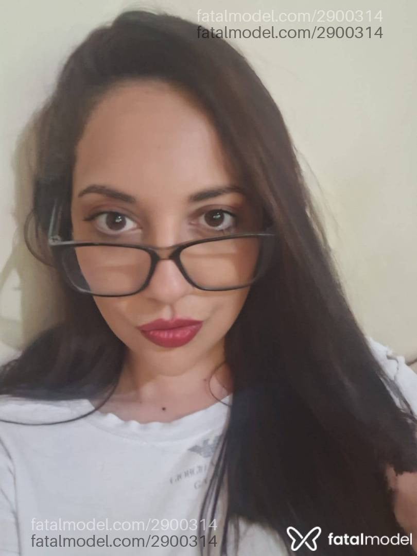 Acompanhante mulher com cabelo castanho de olhos castanhos em Virtual - Lívia Yvee