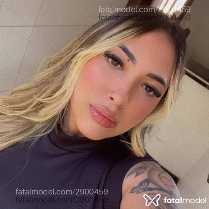 Acompanhante mulher loira (o) de olhos castanhos - Kiara