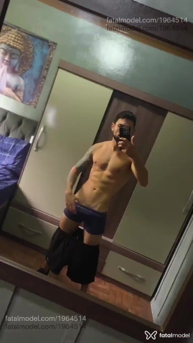 Acompanhante homem com cabelo castanho de olhos castanhos em Curitiba Acompanhante homem com cabelo castanho de olhos castanhos em Curitiba - Felipe