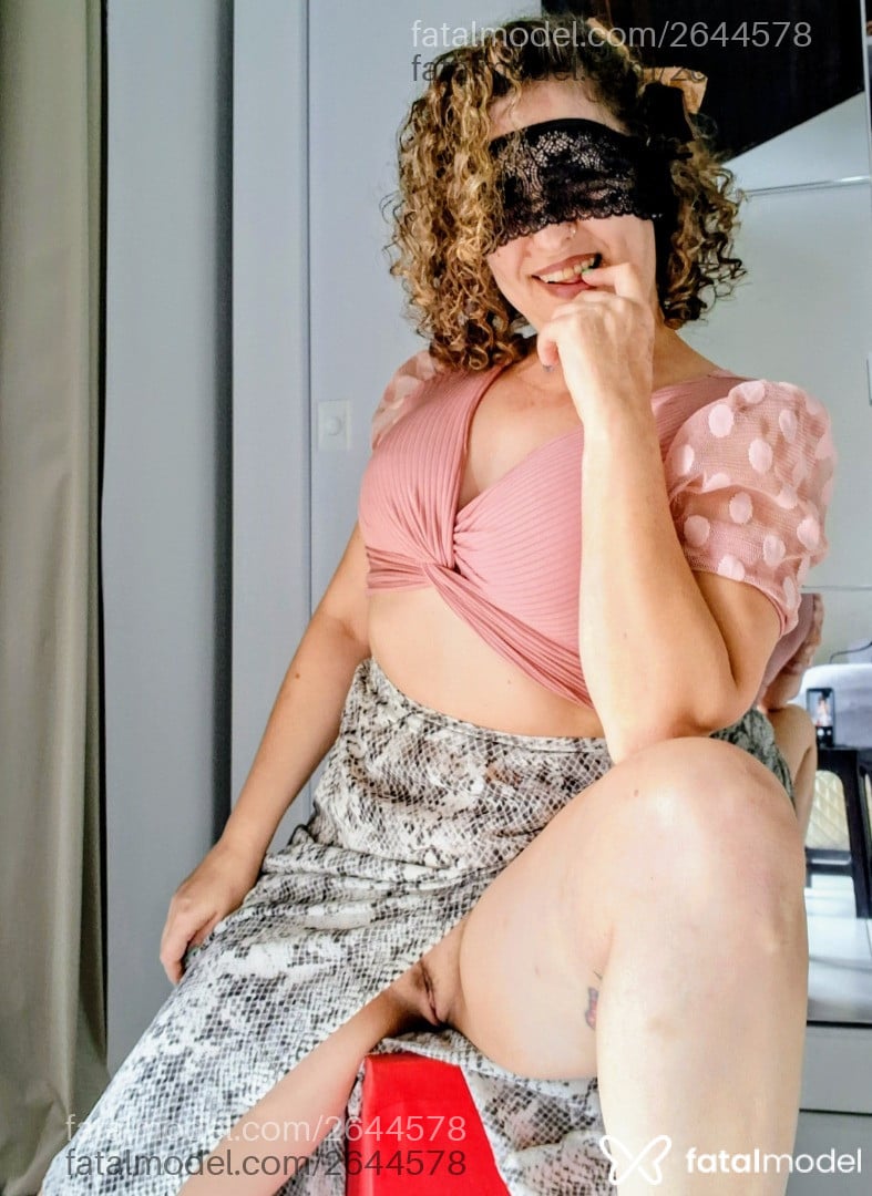 Acompanhante mulher com cabelo castanho de olhos mel em Barra Velha - Mhel Lisboa
